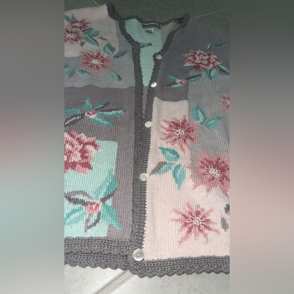 Cold water creek size medium knit floral sweater - Picture 3 of 4